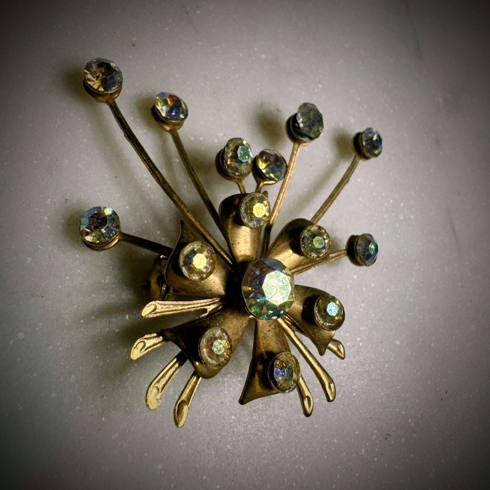 Elegant Goldtone Aurora Borealis Crystal Vintage Brooch - Picture 6 of 6